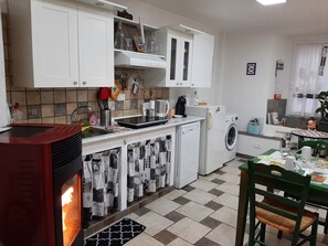 Refrigerador, parrilla de estufa, lavavajillas y cafetera y tetera 