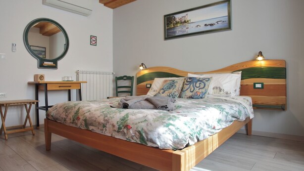 1 bedroom, internet, bed sheets - Romantic Eco-Lodge in the Heart of Trieste (Trieste)