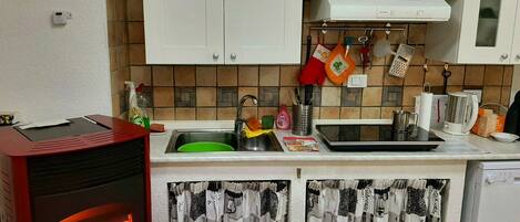 Een koelkast, een kookplaat, een vaatwasser