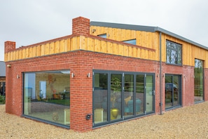 Front of property - Orchard Barn-Luxury 4 BD Barn Conversion (Pershore)