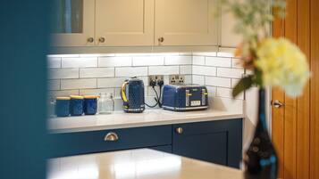 House, Garden View | Private kitchen | Electric kettle, toaster