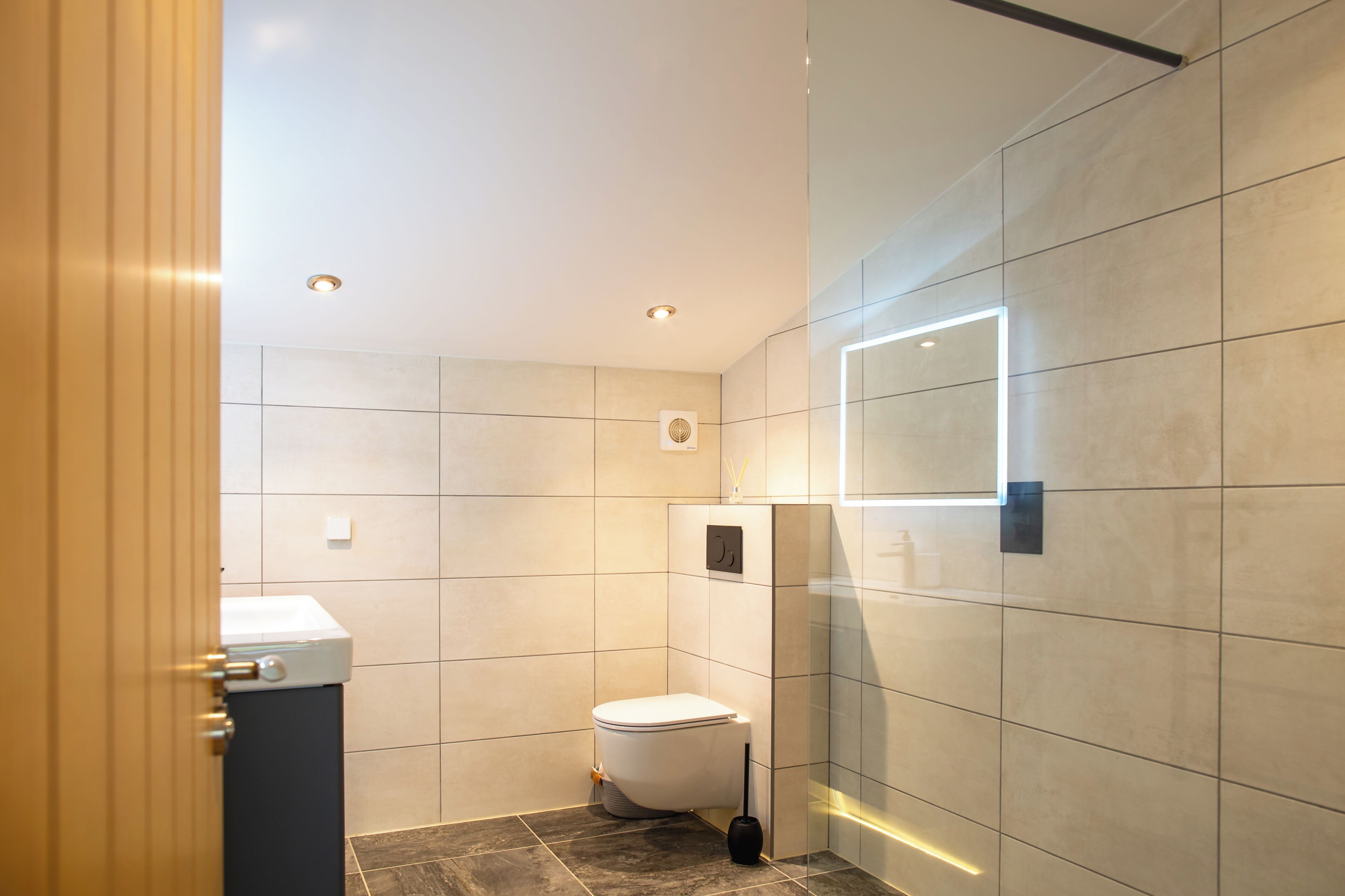 Un bany modern amb vàter, bidet i mirall.
