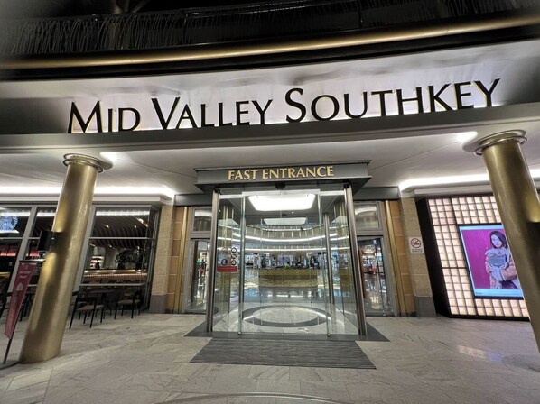 Η είσοδος του Mid Valley Southkey, με μια γυάλινη πόρτα και μια πινακίδα που υποδεικνύει την ανατολική είσοδο.