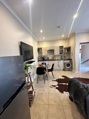 Interior - Secure Executive Apartment, WiFi, Solar Power, Netflix (Johannesburg)