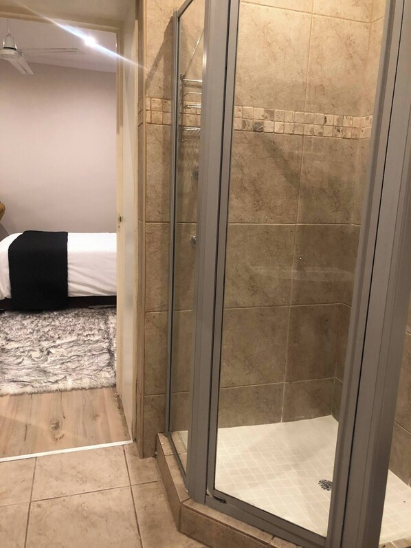 1 bedroom, iron/ironing board, WiFi - Secure Executive Apartment, WiFi, Solar Power, Netflix (Johannesburg)