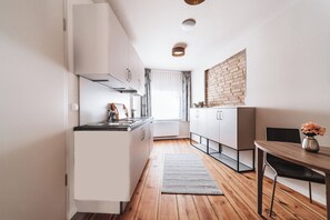 Design-huoneisto | Yksityinen keittiö | Jääkaappi, kahvin-/teenkeitin, vedenkeitin