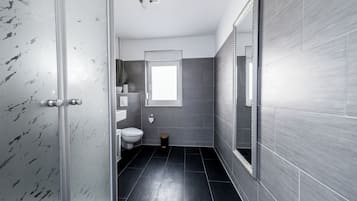 Bungalow tiện nghi đơn giản | Phòng tắm | Buồng tắm vòi sen, máy sấy tóc, khăn tắm, xà phòng