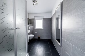Comfort Bungalow | Bathroom | Shower, hair dryer, towels, soap