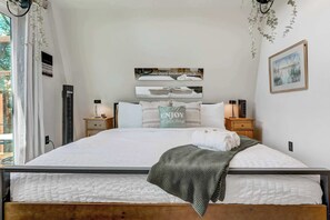2 bedrooms, desk, iron/ironing board, WiFi