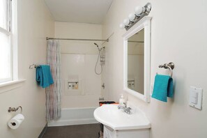 Douche, sèche-cheveux, serviettes fournies, shampoing