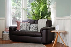 TV, offices - #StayInMyDistrict Sunnyside Vintage Charmer (Portland)