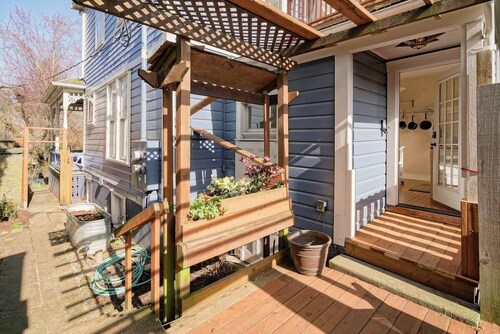 #StayInMyDistrict Sunnyside Vintage Charmer