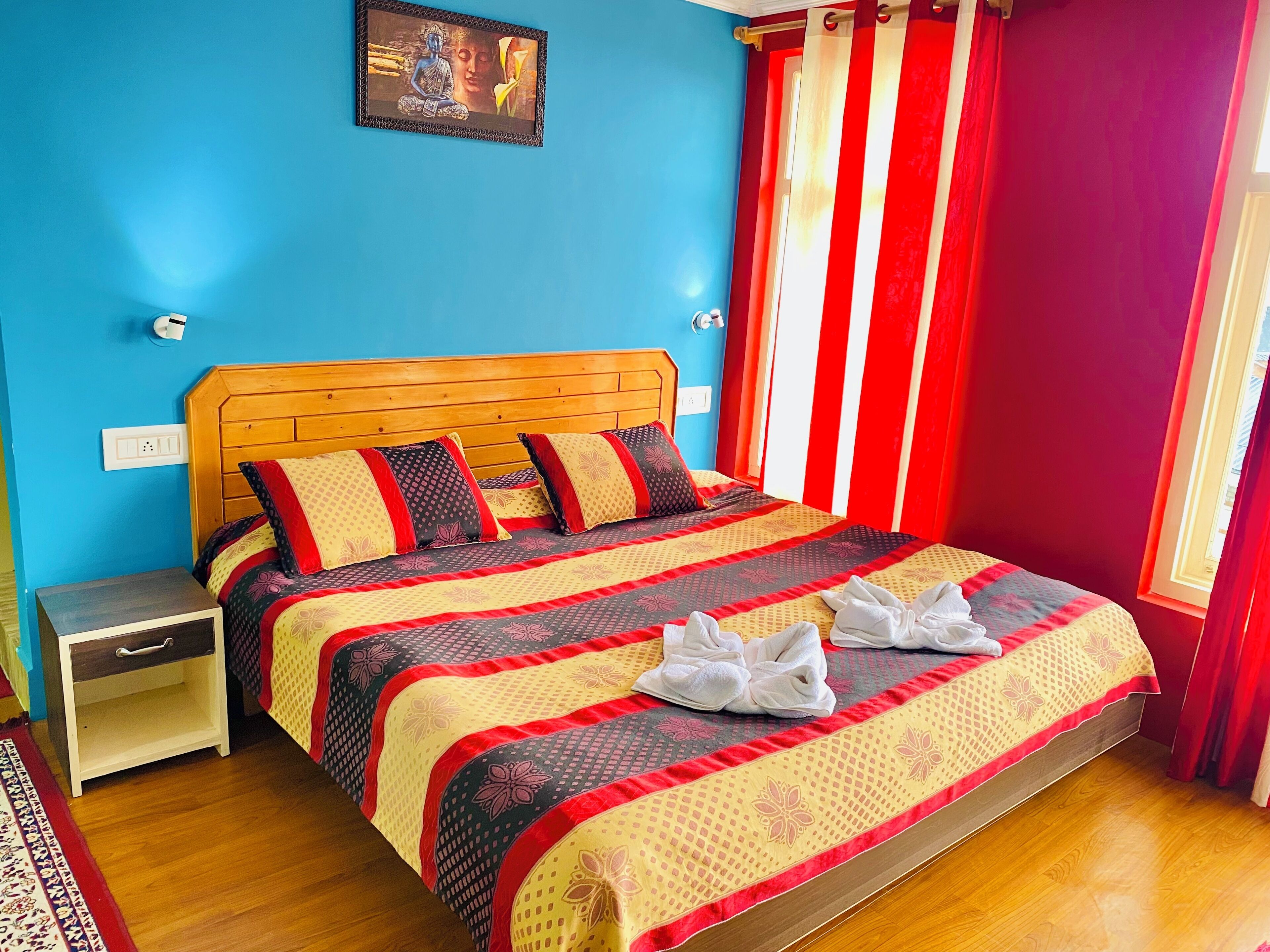 Kamar Double Superior | Seprai premium, selimut bulu angsa, busa memori, dan meja kerja