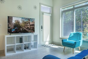Smart TV, books - Beautiful RiverWalk Apt with Full Amenities, King Bed, Pool, Gym, Free Parking (San Antonio)