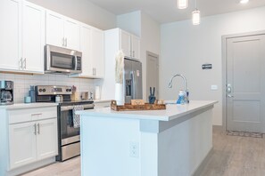 Fridge, microwave, oven, stovetop - Beautiful RiverWalk Apt with Full Amenities, King Bed, Pool, Gym, Free Parking (San Antonio)