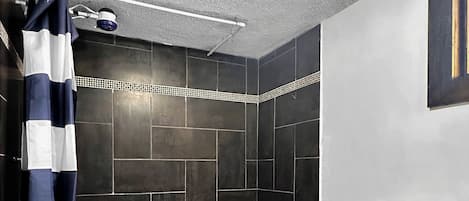Khăn tắm, xà phòng, dầu gội, giấy vệ sinh
