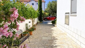 Property grounds - Stunning apartment in Rogoznica with WiFi (Rogoznica)