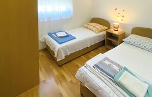 2 bedrooms, iron/ironing board, free WiFi, bed sheets