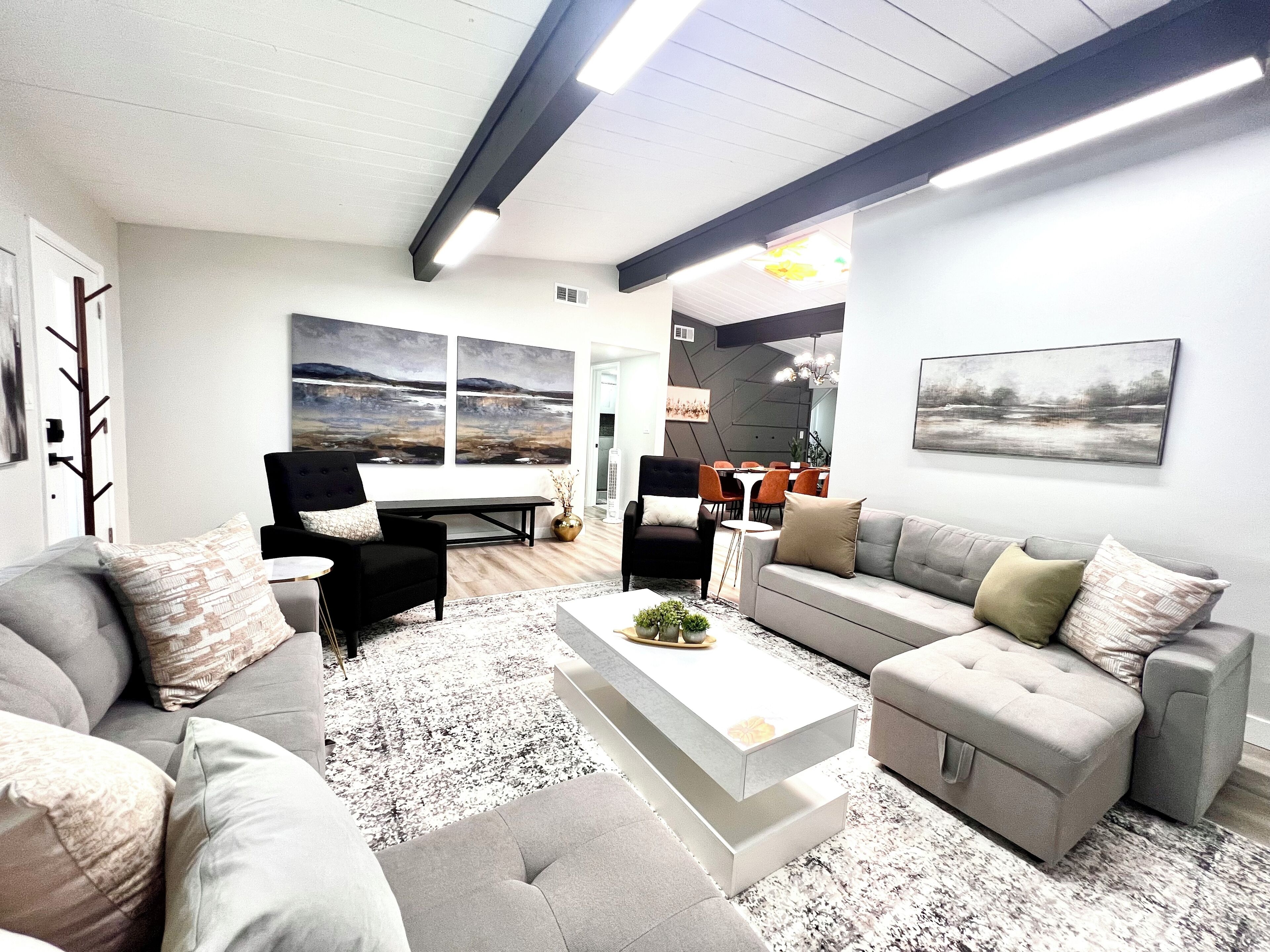 TV connectée, cheminée, jeux vidéo, livres