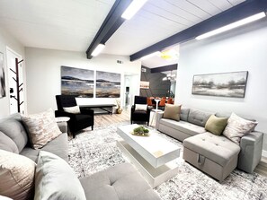 TV connectée, cheminée, jeux vidéo, livres