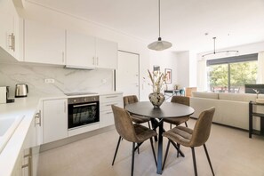 Réfrigérateur, un four, surface de cuisson, lave-vaisselle