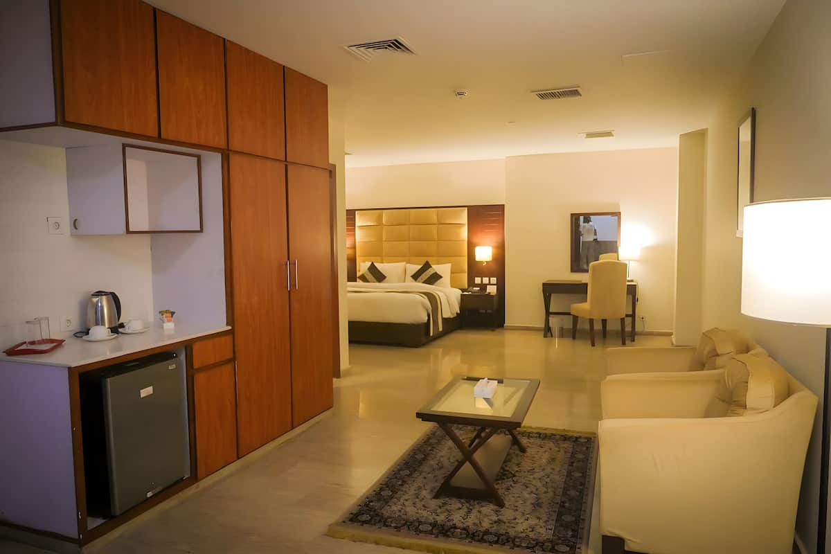 Suíte executiva, vista para a cidade | 1 quarto, frigobar, escrivaninha, espaço de trabalho para notebook