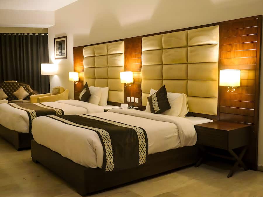 Deluxe kamer, 1 twee- of 2 eenpersoonsbedden, uitzicht op stad | Een minibar, een bureau, een laptopwerkplek, geluiddichte muren