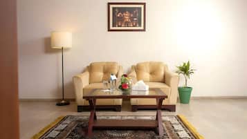 1 quarto, frigobar, escrivaninha, espaço de trabalho para notebook