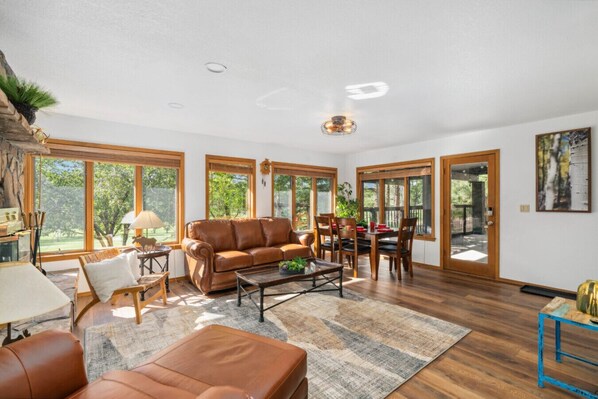 Smart-TV, Kamin, Videospiele, Tischtennisplatte