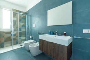 SĂšche-cheveux, bidet, serviettes fournies, savon