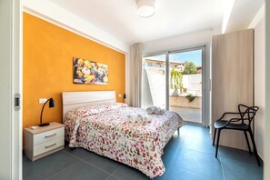 3 bedrooms, iron/ironing board, free WiFi, bed sheets - At Chica's house (Sicilia)