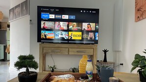 Ein Flachbildfernseher zeigt eine Streaming-Dienstanwendung mit verschiedenen Fernsehsendungen und Filmen.