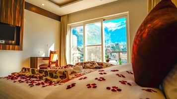 Superior Double or Twin Room | 1 bedroom, desk, laptop workspace, blackout curtains