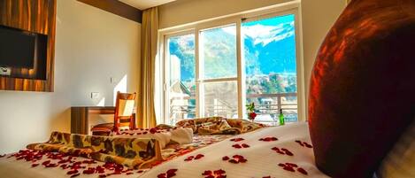 Superior Double or Twin Room | Desk, laptop workspace, blackout drapes, soundproofing