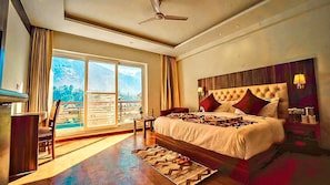Superior Double or Twin Room | Desk, laptop workspace, blackout drapes, soundproofing