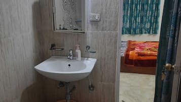 Douche, baignoire Ă  jets, sĂšche-cheveux, savon