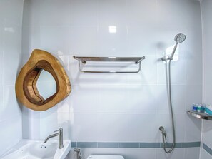 Douche, sèche-cheveux, serviettes fournies, savon
