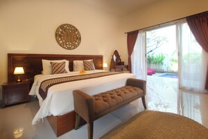 Premium bedding, desk, iron/ironing board (on request), rollaway beds