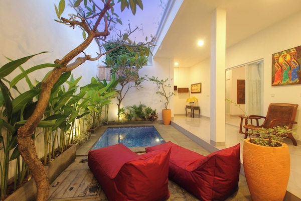 Vila, 2 quartos, piscina particular | Área de estar | TV de tela plana 40 polegadas com canais a cabo