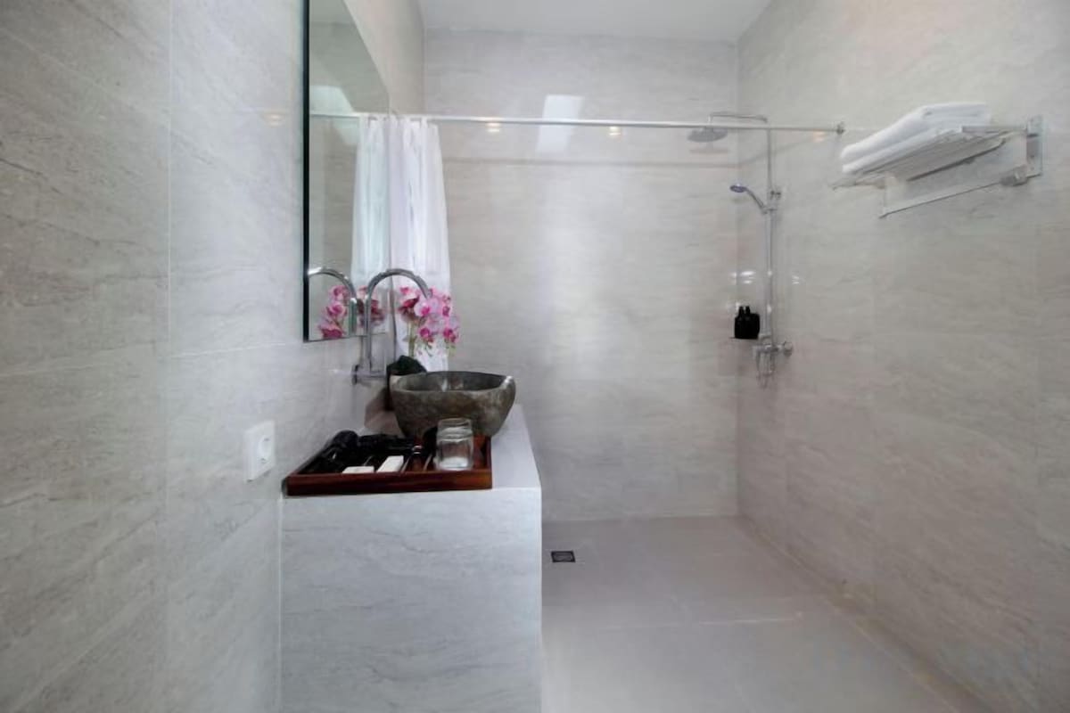 Badkamer | Een douche, gratis toiletartikelen, een haardroger, handdoeken