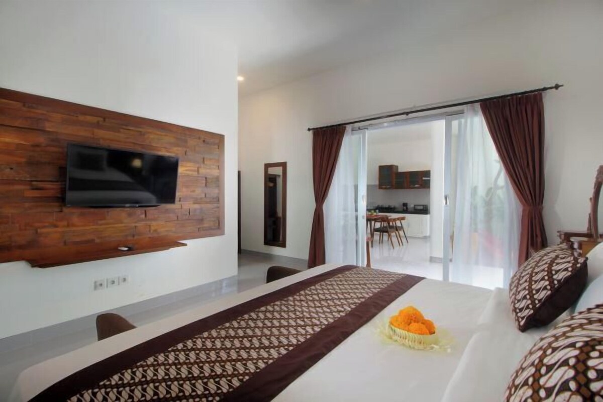 Premium bedding, desk, iron/ironing board (on request)