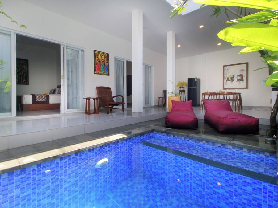 Luxe beddengoed, een bureau, een strijkplank/strijkijzer, extra bedden