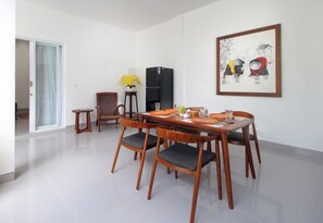 Villa, 2 Schlafzimmer | Wohnbereich | 40-Zoll-Flachbildfernseher mit Kabelempfang