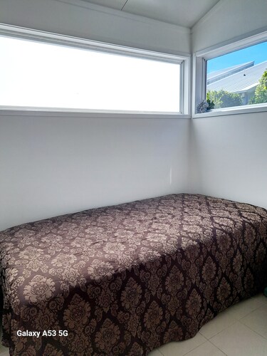 Modern 1 Bedroom Pet Friendly Air-conditioned Unit in Casuarina NSW 