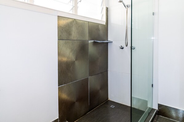 Twin Room | Baño | Regadera, toallas, jabón, shampoo