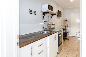 Queen Room | Eget kjøkken | Minikjøleskap, mikrobølgeovn, brødrister og kjøkkenutstyr