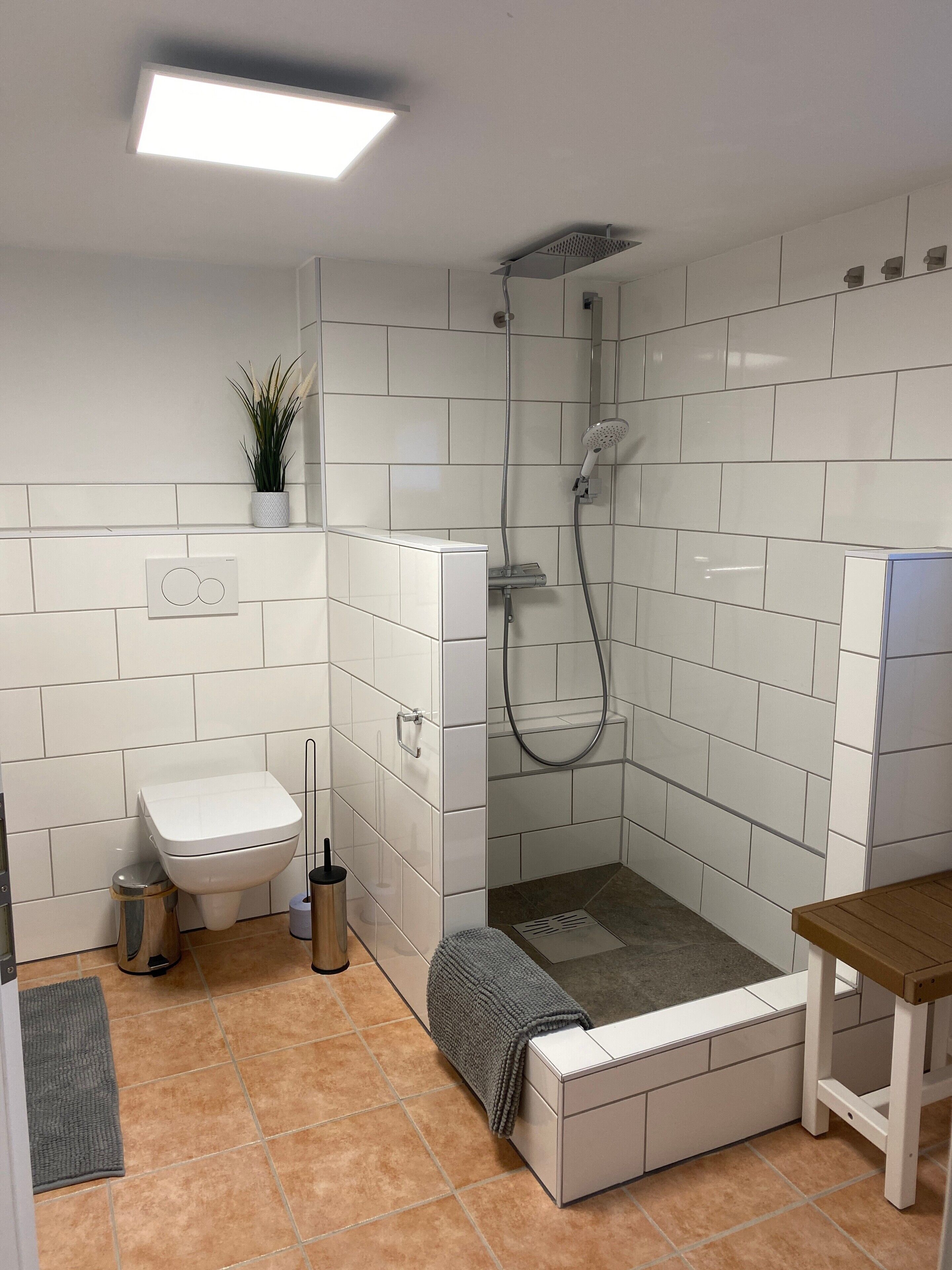 Dusche, kostenlose Toilettenartikel, Haartrockner, Handtücher