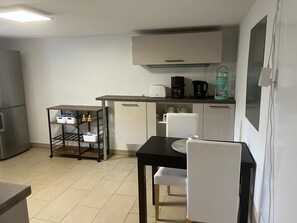 Fridge, microwave, oven, stovetop - Apartment 'Ferienwohnung Bauer' with Private Garden and Wi-Fi (Puschendorf)