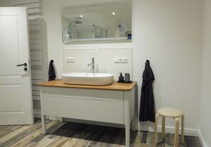 Shower, hair dryer, towels - Holiday Home 'Dat Rode Huus' with Private Terrace, Private Garden and Wi-Fi (Oesterwurth)