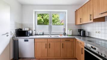 Frigorifero, microonde, forno, piano cottura